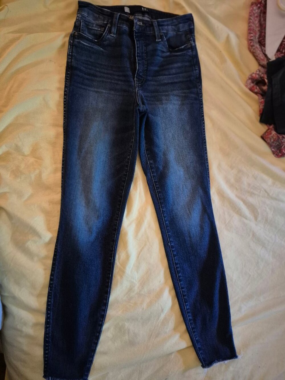 Kut from the Kloth Jeans. size 0. Dark wash. Skinny jeans.